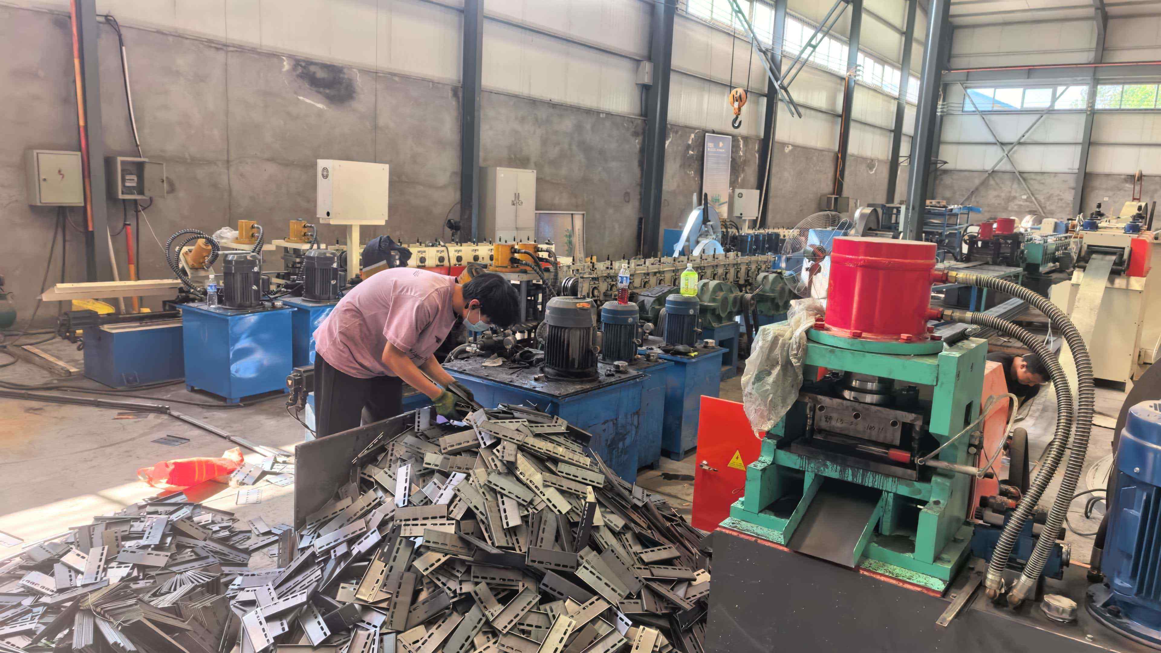 武威市大跨距桥架锌铝镁桥架 - 厂家